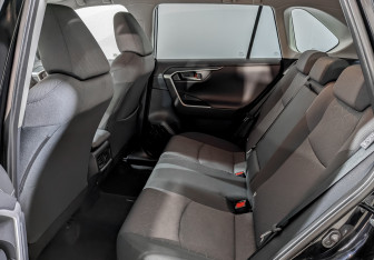 Подержанный автомобиль Toyota RAV4 2021 года (12 фото)