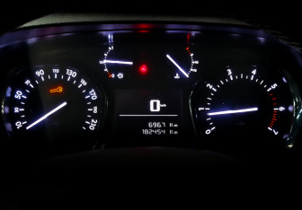 Подержанный автомобиль Peugeot Traveller 2022 года (14 фото)