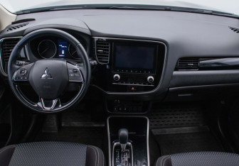 Подержанный автомобиль Mitsubishi Outlander 2021 года (13 фото)