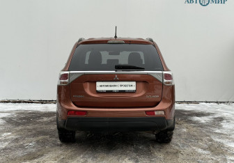 Подержанный автомобиль Mitsubishi Outlander 2012 года (6 фото)