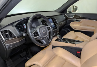 Подержанный автомобиль Volvo XC90 2017 года (16 фото)
