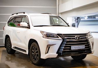 Подержанный автомобиль Lexus LX 2016 года (3 фото)