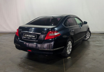 Подержанный автомобиль Nissan Teana 2010 года (5 фото)