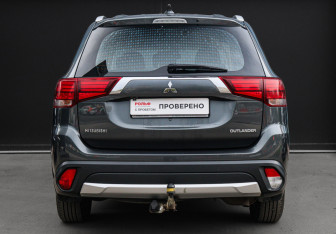 Подержанный автомобиль Mitsubishi Outlander 2017 года (5 фото)