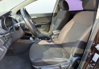 Подержанный автомобиль Kia Cerato Sedan 2009 года (10 фото)