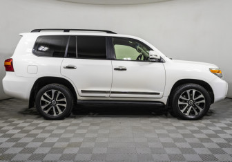 Подержанный автомобиль Toyota Land Cruiser Suv 2012 года (4 фото)