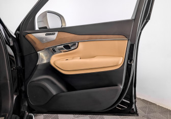 Подержанный автомобиль Volvo XC90 2017 года (25 фото)