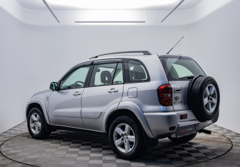 Подержанный автомобиль Toyota RAV4 2005 года (3 фото)