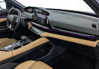 Подержанный автомобиль Changan UNI-V 2022 года (13 фото)