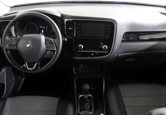 Подержанный автомобиль Mitsubishi Outlander 2021 года (6 фото)