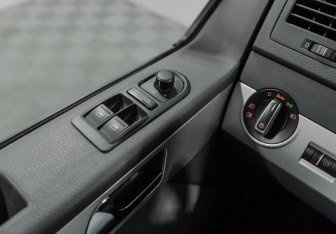 Подержанный автомобиль Volkswagen Multivan 2011 года (10 фото)