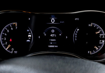 Подержанный автомобиль Jeep Grand Cherokee 2015 года (11 фото)