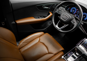 Подержанный автомобиль Audi Q8 2019 года (19 фото)