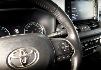 Подержанный автомобиль Toyota RAV4 2021 года (27 фото)