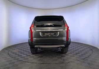 Подержанный автомобиль Mitsubishi Pajero Sport 2018 года (6 фото)