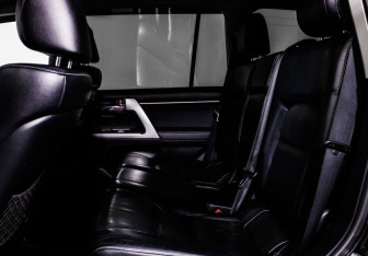 Подержанный автомобиль Toyota Land Cruiser Suv 2013 года (13 фото)