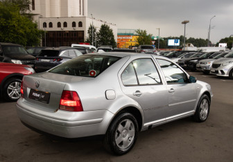 Подержанный автомобиль Volkswagen Bora Sedan 2001 года (4 фото)