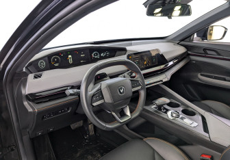 Подержанный автомобиль Changan UNI-V 2023 года (16 фото)