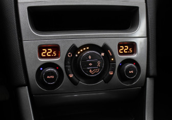 Подержанный автомобиль Peugeot 308 Hatchback 2010 года (18 фото)