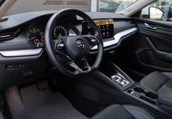 Подержанный автомобиль Skoda Octavia Liftback 2023 года (15 фото)