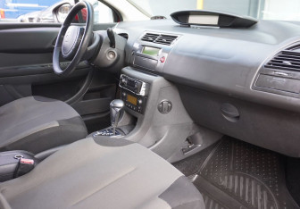 Подержанный автомобиль Citroen C4 Hatchback 2010 года (10 фото)