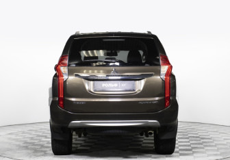 Подержанный автомобиль Mitsubishi Pajero Sport 2017 года (6 фото)