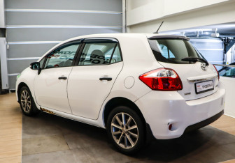 Подержанный автомобиль Toyota Auris Hatchback 2010 года (6 фото)