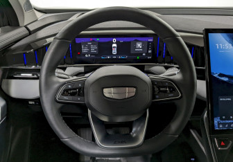 Подержанный автомобиль Geely Atlas 2024 года (25 фото)