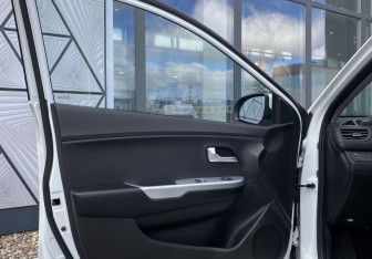 Подержанный автомобиль Kia Rio Hatchback 2015 года (15 фото)