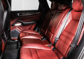 Подержанный автомобиль Porsche Cayenne 2018 года (14 фото)