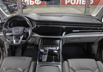 Подержанный автомобиль Audi Q7 2021 года (13 фото)
