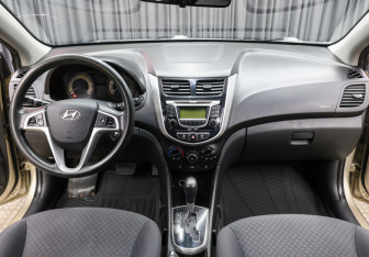 Подержанный автомобиль Hyundai Solaris Hatchback 2013 года (14 фото)