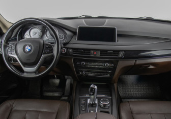 Подержанный автомобиль BMW X5 2015 года (14 фото)
