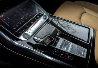 Подержанный автомобиль Audi Q8 2021 года (27 фото)