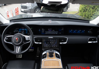Подержанный автомобиль Hongqi E-HS9 2021 года (12 фото)
