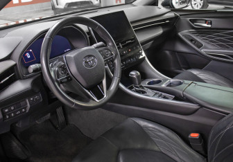 Подержанный автомобиль Toyota Avalon 2023 года (16 фото)