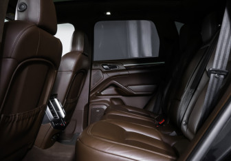 Подержанный автомобиль Porsche Cayenne 2015 года (12 фото)