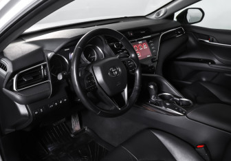 Подержанный автомобиль Toyota Camry Sedan 2018 года (15 фото)