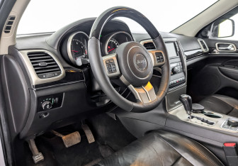 Подержанный автомобиль Jeep Grand Cherokee 2012 года (16 фото)