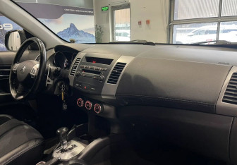 Подержанный автомобиль Citroen C-Crosser 2011 года (10 фото)