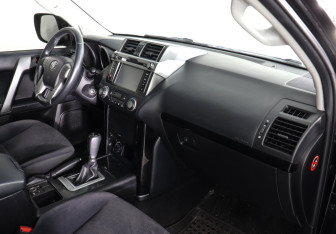 Подержанный автомобиль Toyota Land Cruiser Prado 2016 года (10 фото)