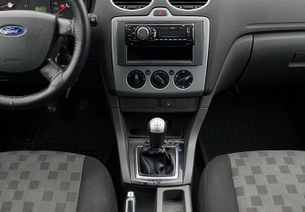 Подержанный автомобиль Ford Focus Wagon 2006 года (13 фото)