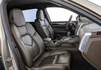 Подержанный автомобиль Porsche Cayenne 2014 года (24 фото)