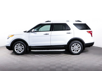 Подержанный автомобиль Ford Explorer 2015 года (3 фото)