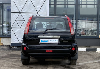 Подержанный автомобиль Nissan X-Trail 2005 года (6 фото)