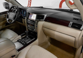 Подержанный автомобиль Lexus LX 2014 года (9 фото)