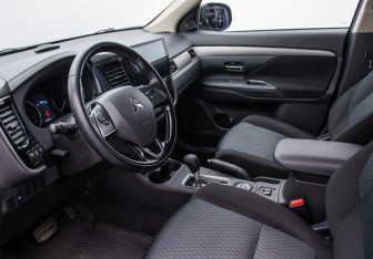 Подержанный автомобиль Mitsubishi Outlander 2015 года (10 фото)