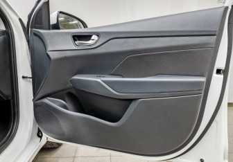 Подержанный автомобиль Hyundai Solaris Sedan 2021 года (23 фото)