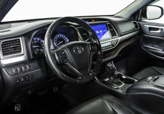 Подержанный автомобиль Toyota Highlander 2014 года (9 фото)
