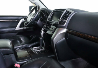 Подержанный автомобиль Toyota Land Cruiser Suv 2014 года (9 фото)